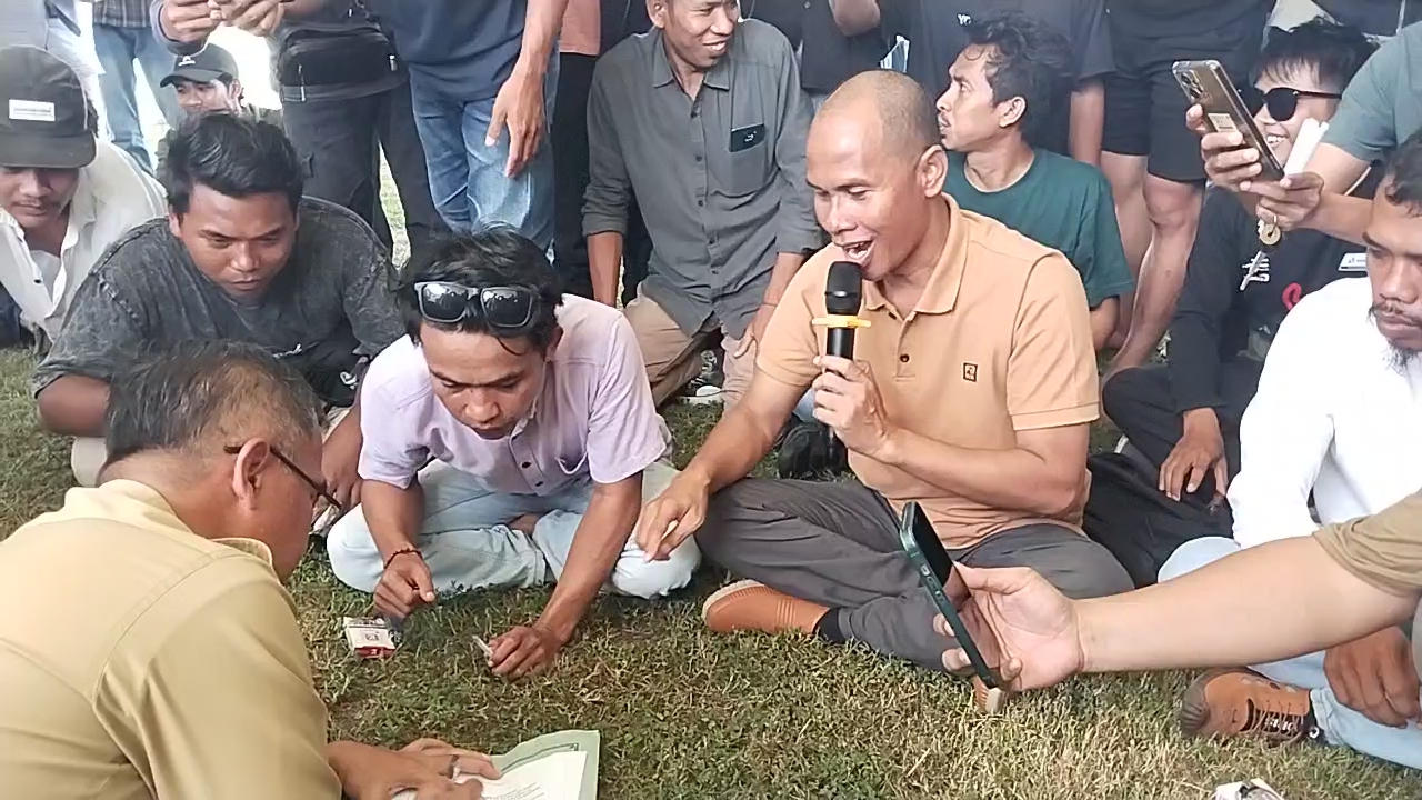 Sekda Loteng Lalu Firman Wijaya menandatangani sejumlah tuntutan massa aksi yang unjuk rasa di kantor bupati, Senin (29/4).