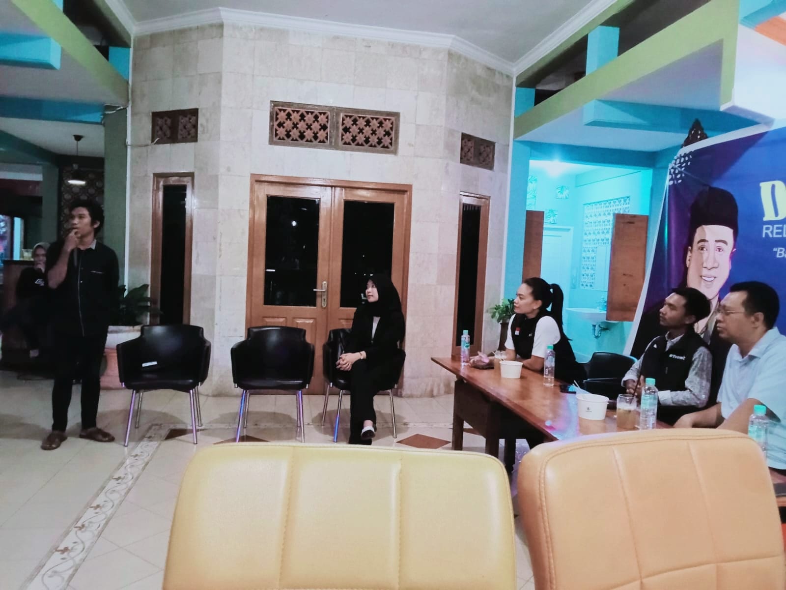 DISKUSI: Subhan saat menyampaikan pendapatnya saat berbincang dengan bakal calon gubernur NTB Dr H Zulkieflimansyah.