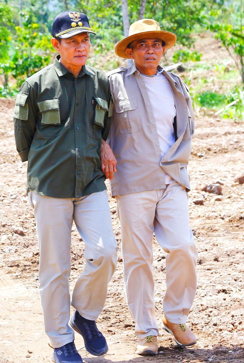 Bupati Loteng Lalu Pathul Bahri (kanan) bersama Wakil Bupati Loteng HM Nursiah (kiri) bersama-sama dalam sebuah kesempatan, beberapa waktu lalu.