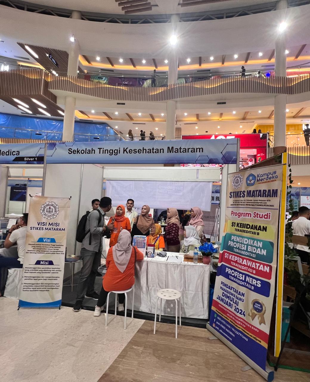 CEK KESEHATAN: Sejumlah pengunjung cek kesehatan di stand STIKES Mataram pada Hospital Expo di LEM Mataram.