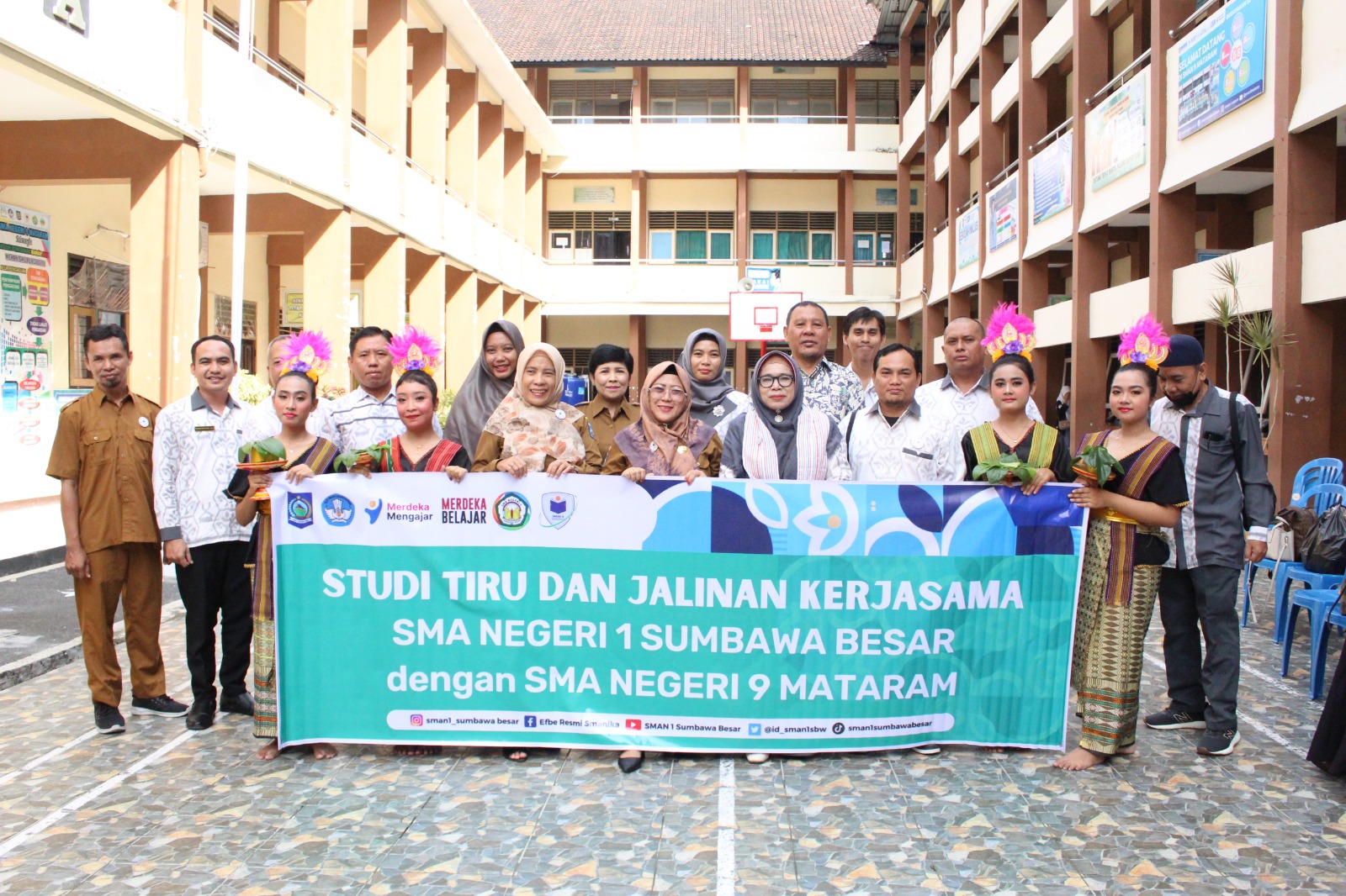 STUDI TIRU: Kepala sekolah dan guru SMAN 1 Sumbawa Besar foto bersama guru SMAN 9 Mataram saat studi tiru di sekolah setempat, kemarin (29/4).