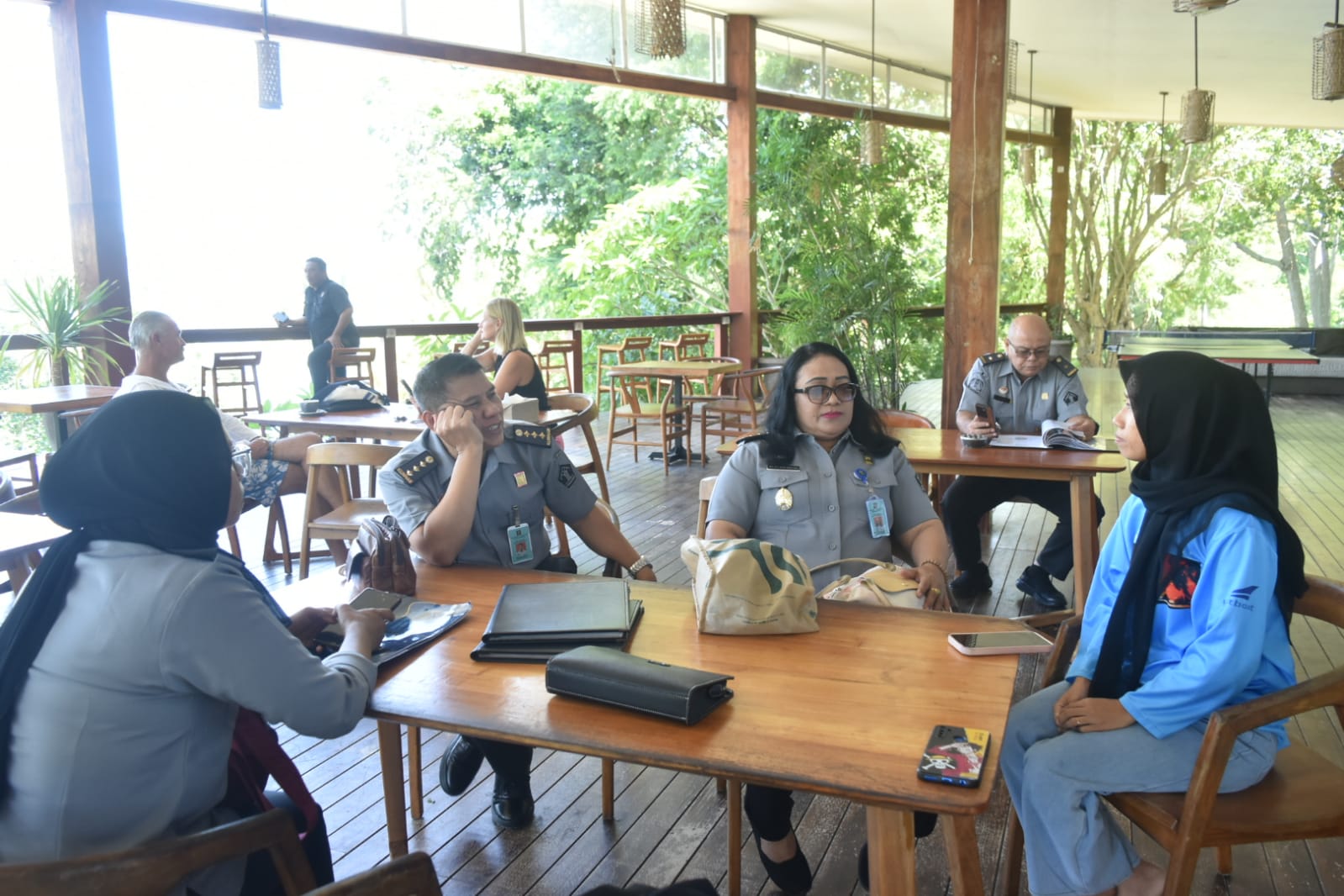 DIALOG: Kunjungan Divisi Keimigrasian Kanwil Kemenkumham NTB ke Tempat Pemeriksaan Imigrasi (TPI) Khusus Pariwisata Marina Del Ray, Sekotong, Lombok Barat, Selasa (30/4).