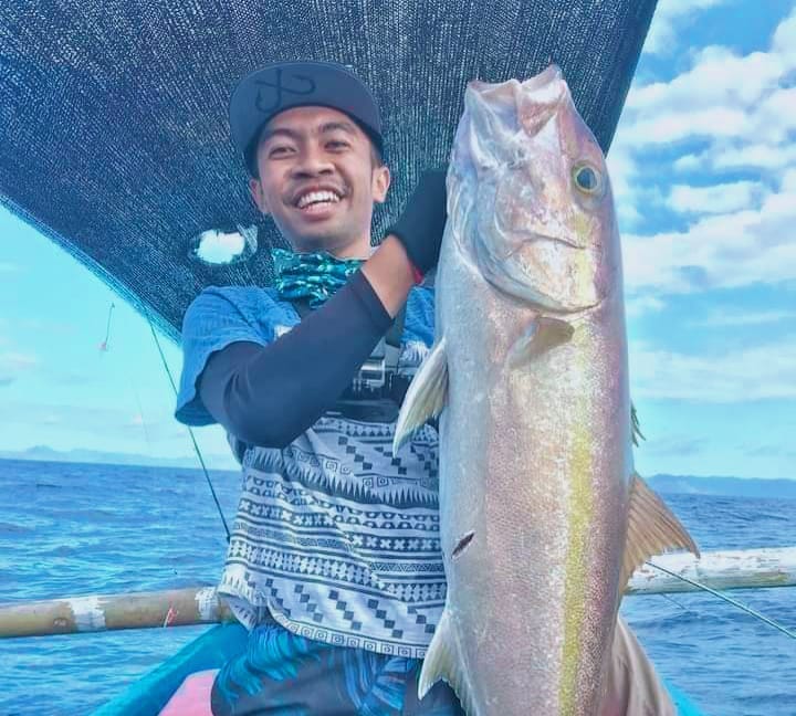BELUM DITEMUKAN: Sosok dr Lalu Wisnu Aditya Wardana menunjukkan hasil tangkapannya saat memancing beberapa waktu lalu.