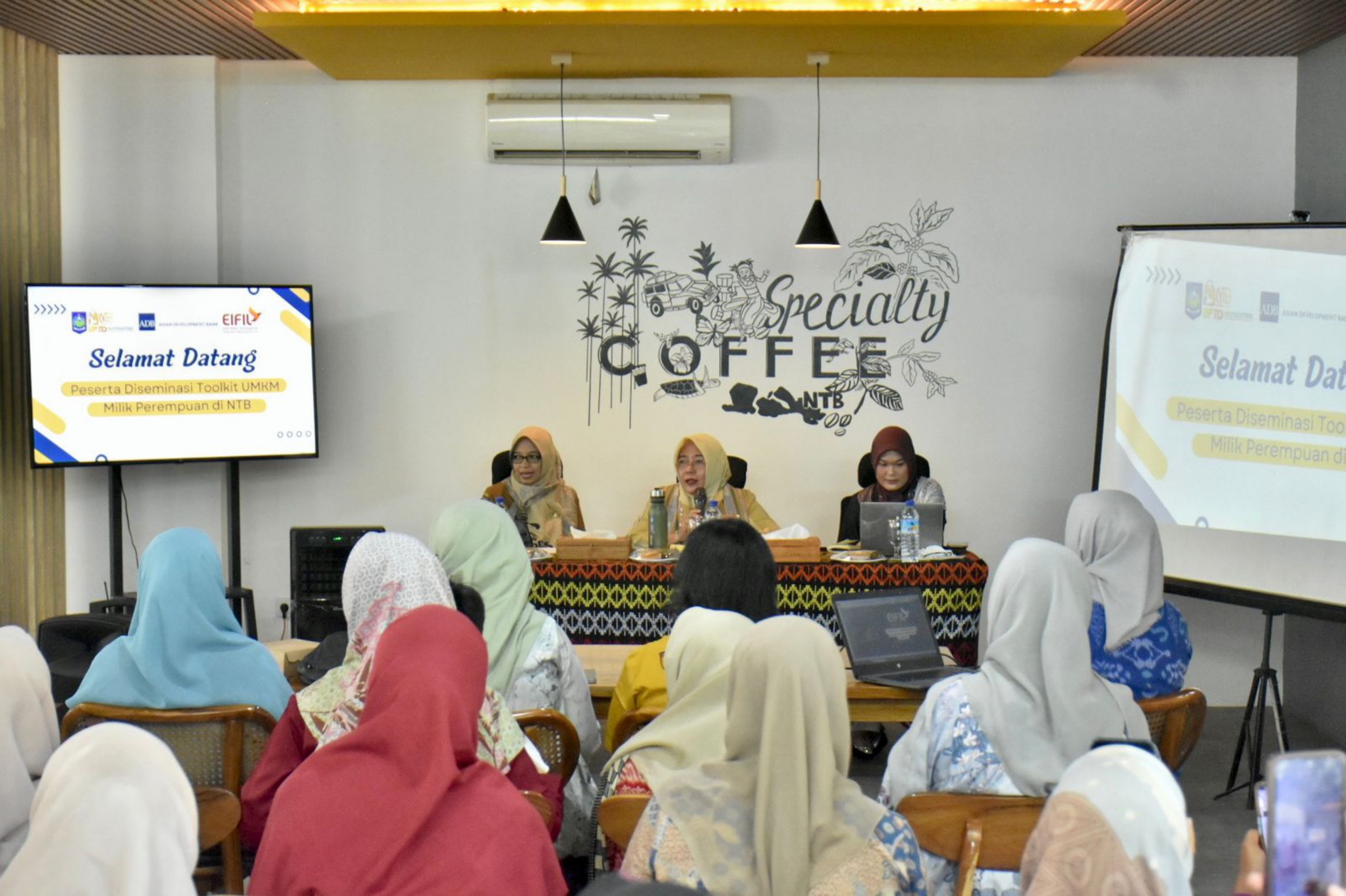 DISEMINASI TOOLKIT UMKM: Sejumlah pelaku UMKM perempuan NTB yang tengah mengikuti kegiatan Diseminasi Toolkit UMKM untuk Perempuan NTB, di Pojok Kopi NTB Mall, Selasa (30/4).