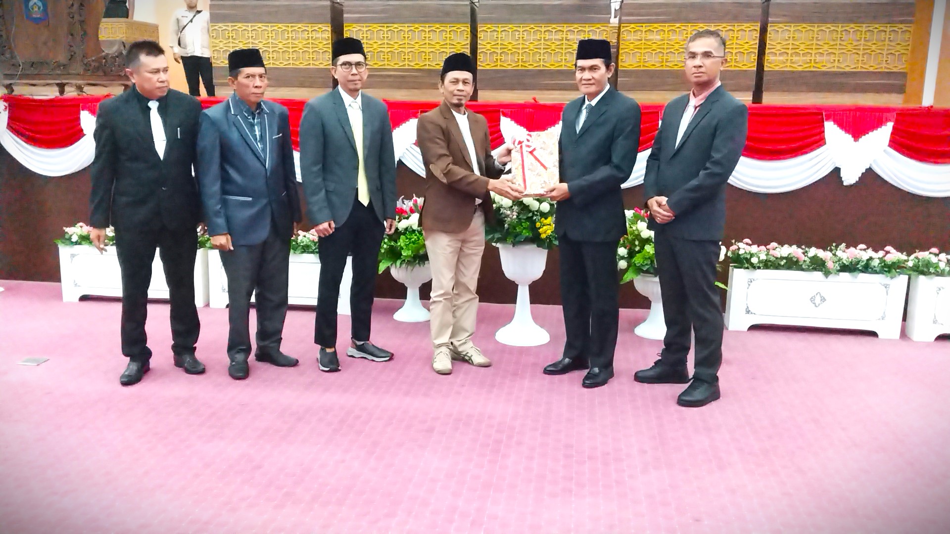 Ketua DPRD Loteng M Tauhid (empat kiri) menyerahkan Laporan Hasil Pembahasan LKPJ Bupati Loteng Tahun 2023 kepada Wakil Bupati Loteng HM Nursiah saat sidang paripurna di DPRD Loteng, Selasa (30/4).
