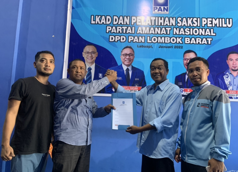AMBIL FORM: Perwakilan bakal calon Bupati Lobar Sumiatun (kiri) saat mengambil formulir pendaftaran di DPD PAN Lobar.