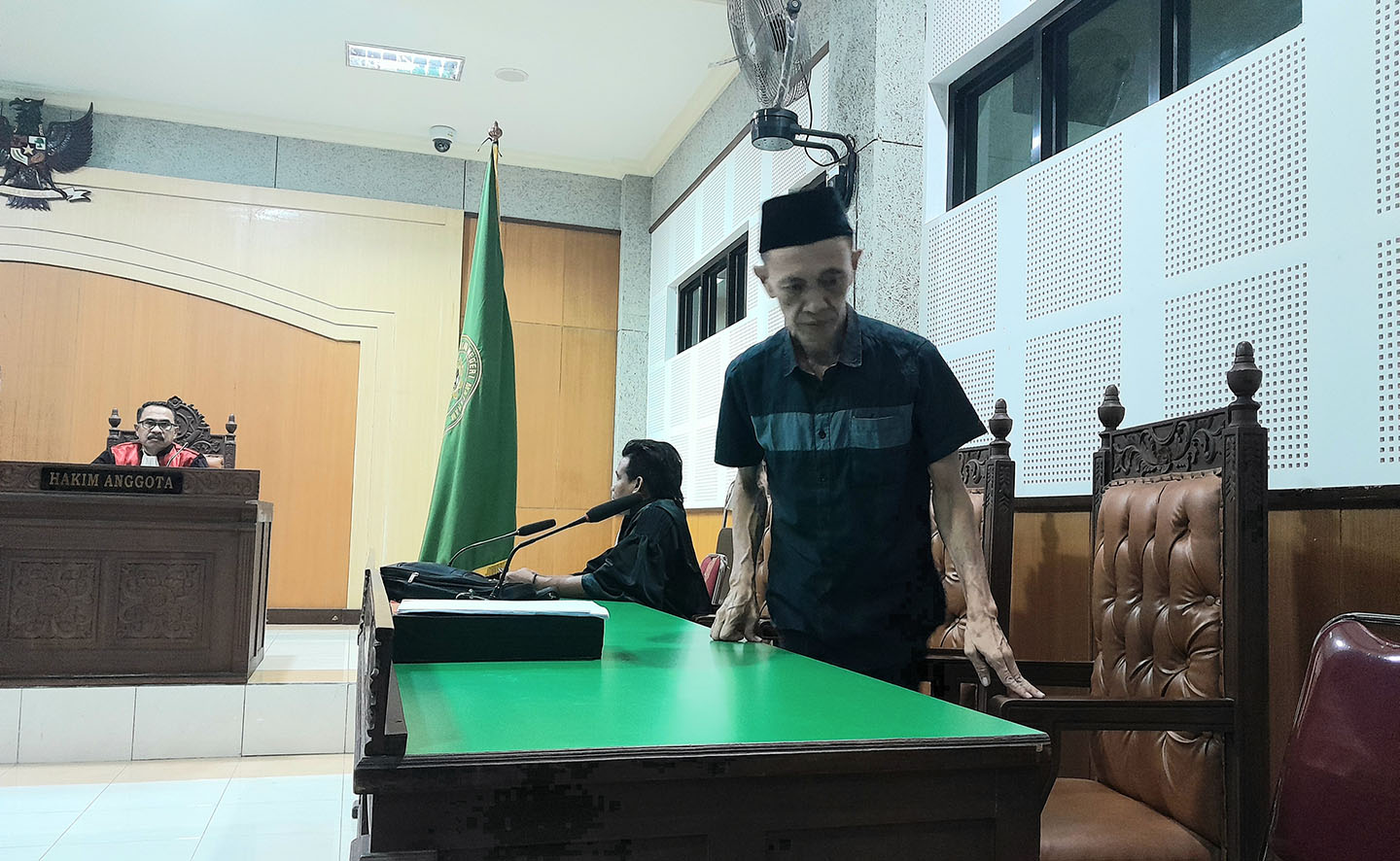 Taufik Ramadhi, terdakwa korupsi proyek pengerukan kolam labuh dermaga Labuhan Haji, usai mengikuti sidang putusan di Pengadilan Tipikor Mataram, Kamis (2/5).