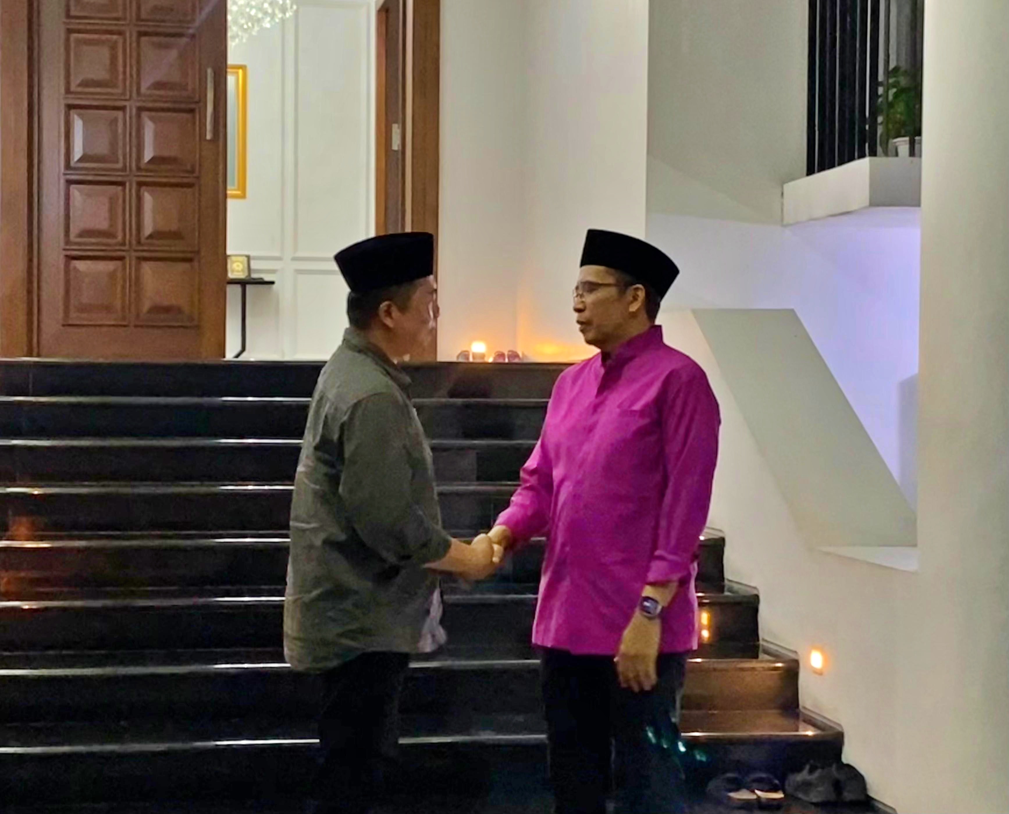 BERTEMU TGB: Jubir Kemenlu Lalu Muhammad Iqbal (kiri) berjabat tangan dengan TGB Zainul Majdi (kanan) di kediaman TGB Zainul Majdi belum lama ini.