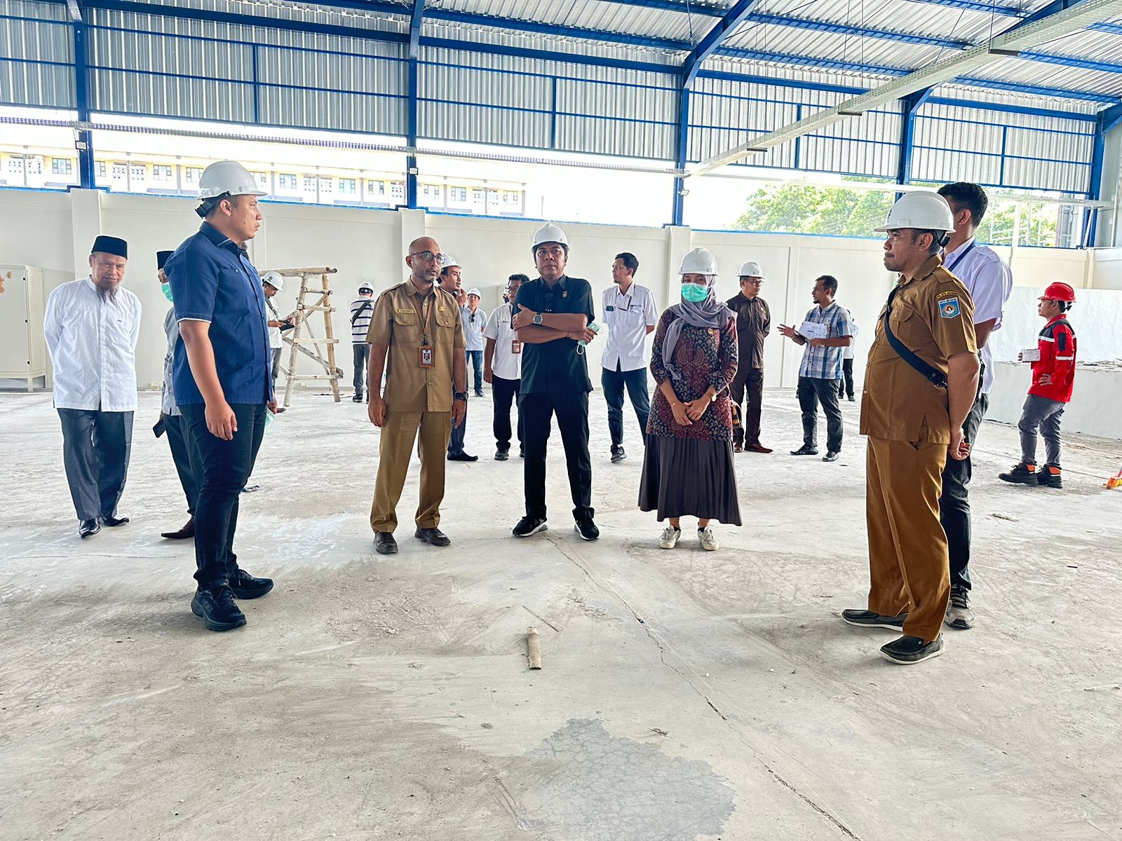 CEK KESIAPAN: Jajaran Komisi 3 bersama Dinas LH Kota Mataram saat mengunjungi TPST Sandubaya.