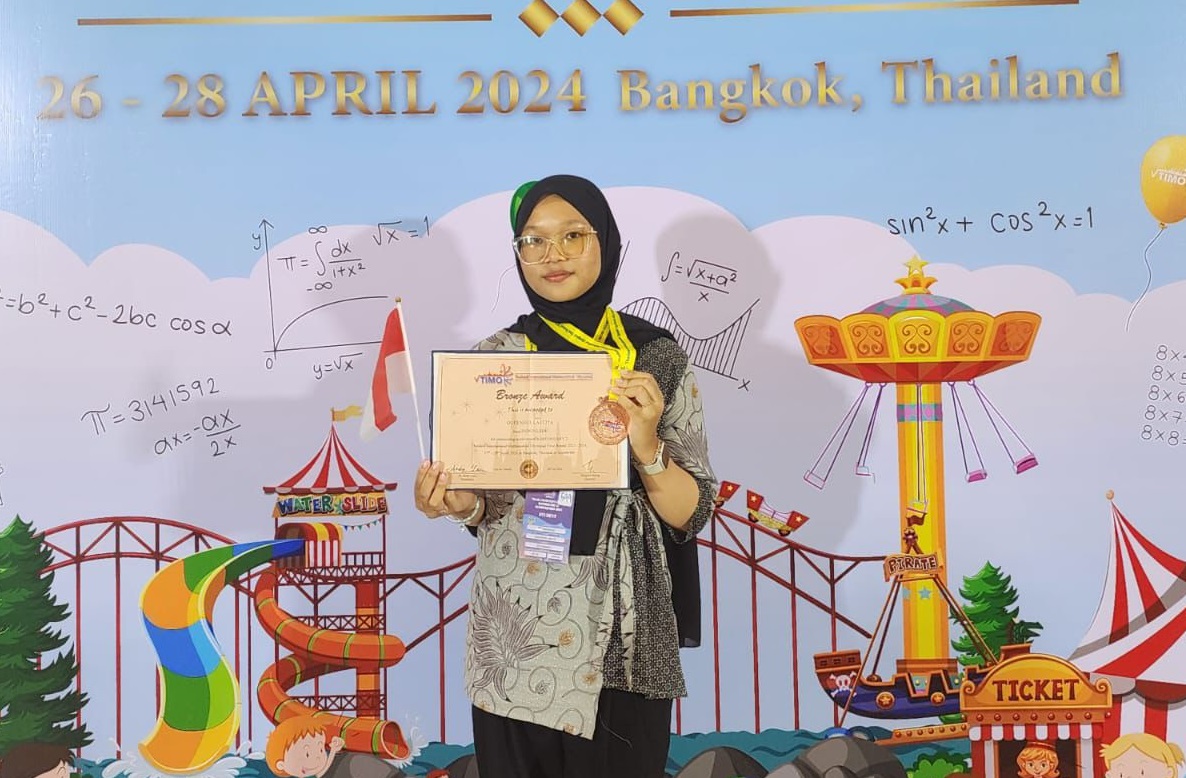 MEMBANGGAKAN: Siswa MTsN 1 Mataram Quennsya Laelita menunjukkan medali yang diraihnya pada ajang Thailand Internasional Mathematics Olympiad.