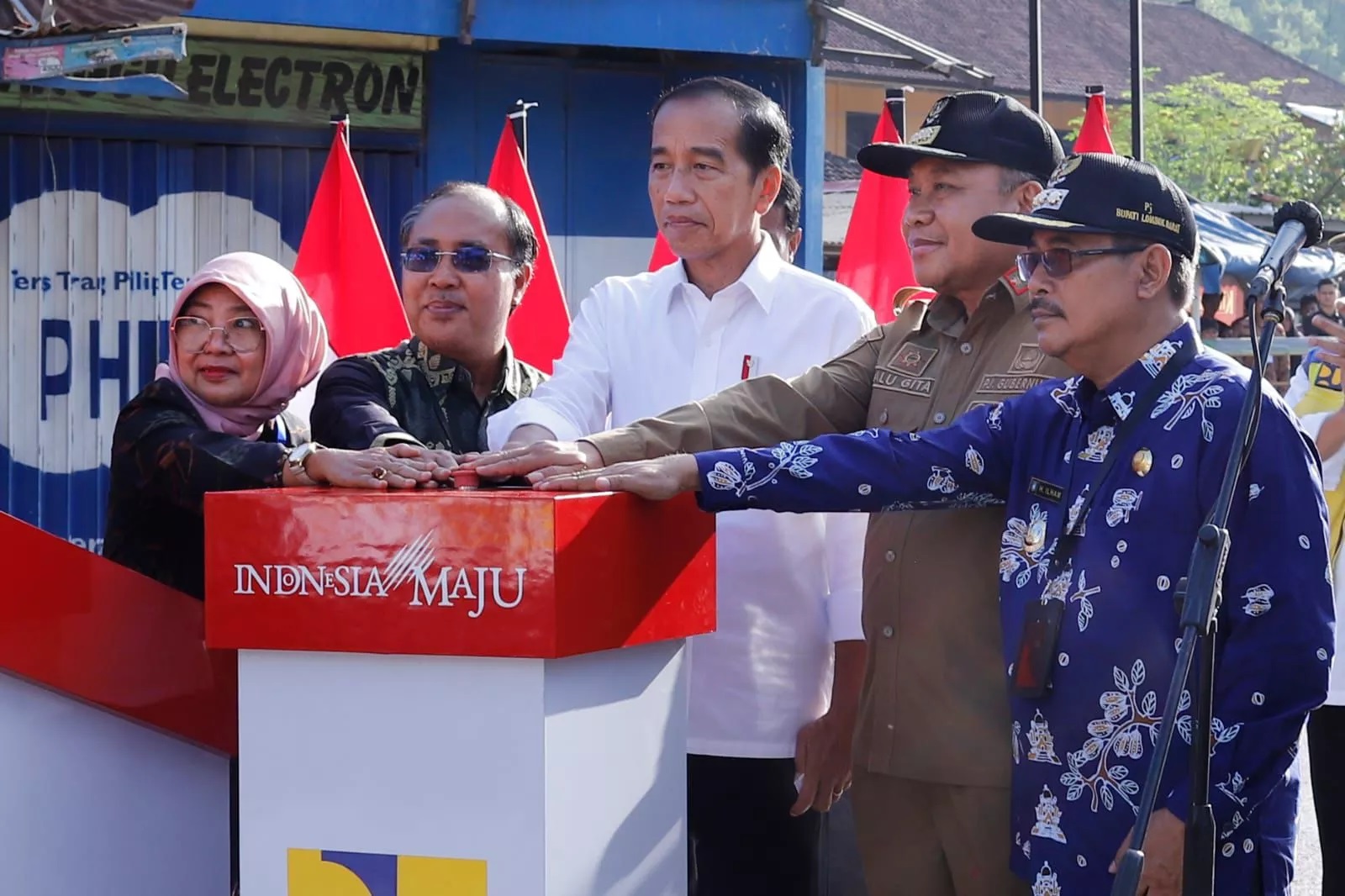 Presiden Jokowi didampingi Pj Gubernur NTB HL Gita Ariadi, Ketua DPRD NTB Hj Baiq Isvie Rupaeda, Pj Bupati Lobar H Ilham, dan Komisi V DPR RI Suryadi Jaya Purnama saat peresmian infrastruktur di Lobar