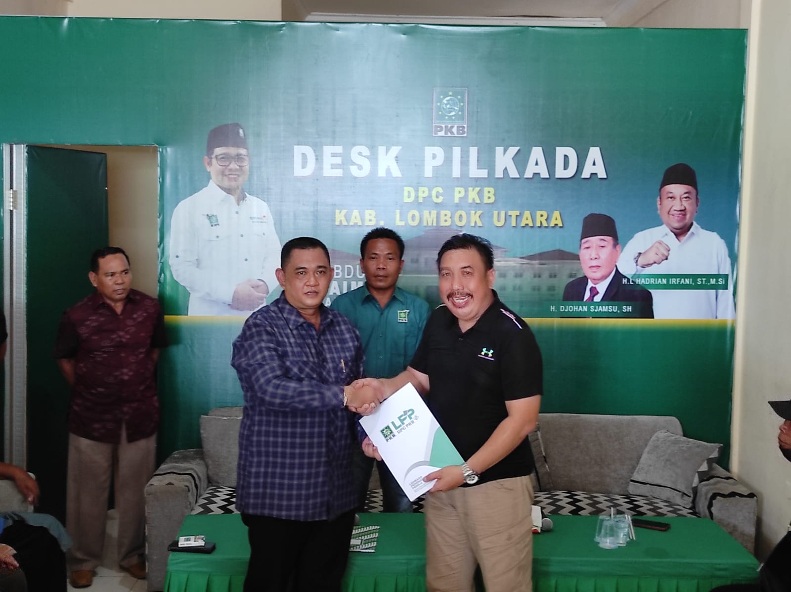 TERIMA: Kusmalahadi Syamsuri (kiri) menyerahkan berkas pendaftaran di PKB Lombok Utara, beberapa hari lalu