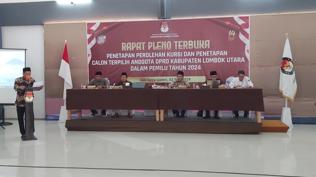 TETAPKAN: Komisioner KPU Lombok Utara melakukan penetapan perolehan kursi dan penetapan calon terpilih Anggota DPRD Lombok Utara, kemarin (2/5).