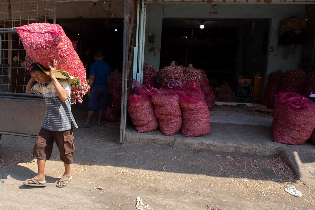 SIAP JUAL: Proses pengangkutan bawang merah di salah satu toko dalam pasar tradisional di NTB, beberapa waktu lalu.