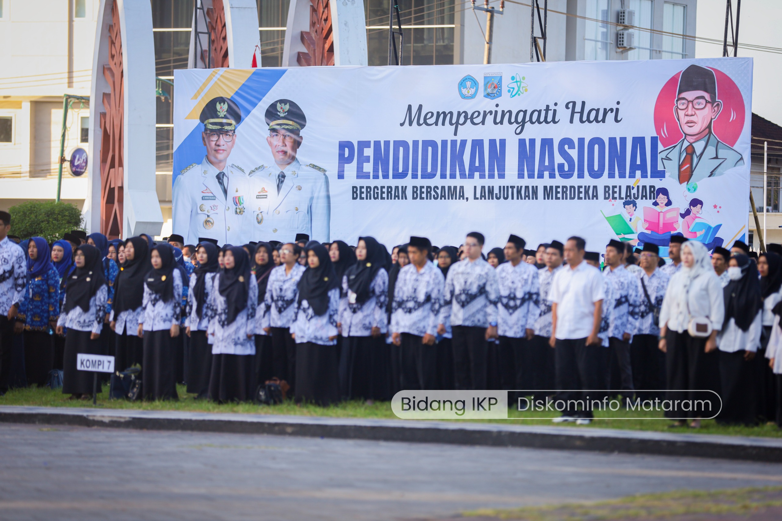 HARI PENDIDIKAN: Para ASN Kota Mataram apel memperingati Hardiknas di Lapangan Sangkareang, kemarin (2/5).