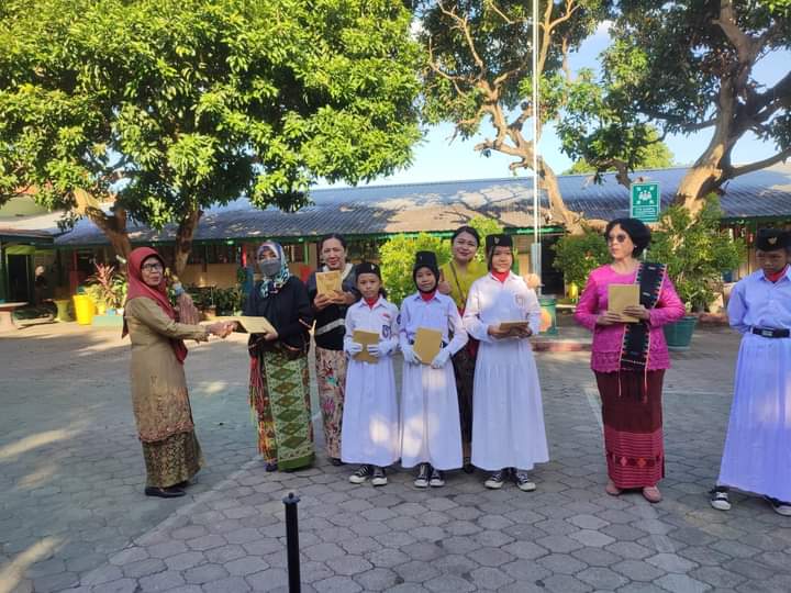 BENTUK APRESIASI: Kepala SDN 19 Cakranegara Sri Hartini memberikan penghargaan kepada murid berprestasi usai upacara di sekolah setempat