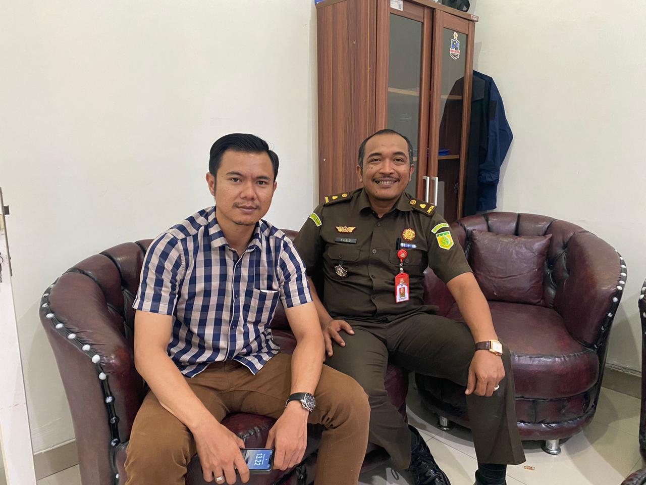 SAMPAIKAN PROGRES KASUS: Kasi Intelijen Kejari Bima Deby F Fauzi dan Kasi Pidsus Kejari Bima Catur Hidayat saat menyampaikan perkembangan penanganan kasus dugaan korupsi