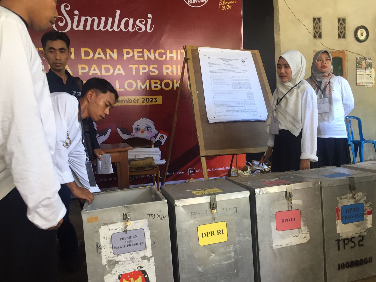 BERTUGAS: Panwascam sedang melakukan pengawasan di salah satu TPS, beberapa waktu lalu.