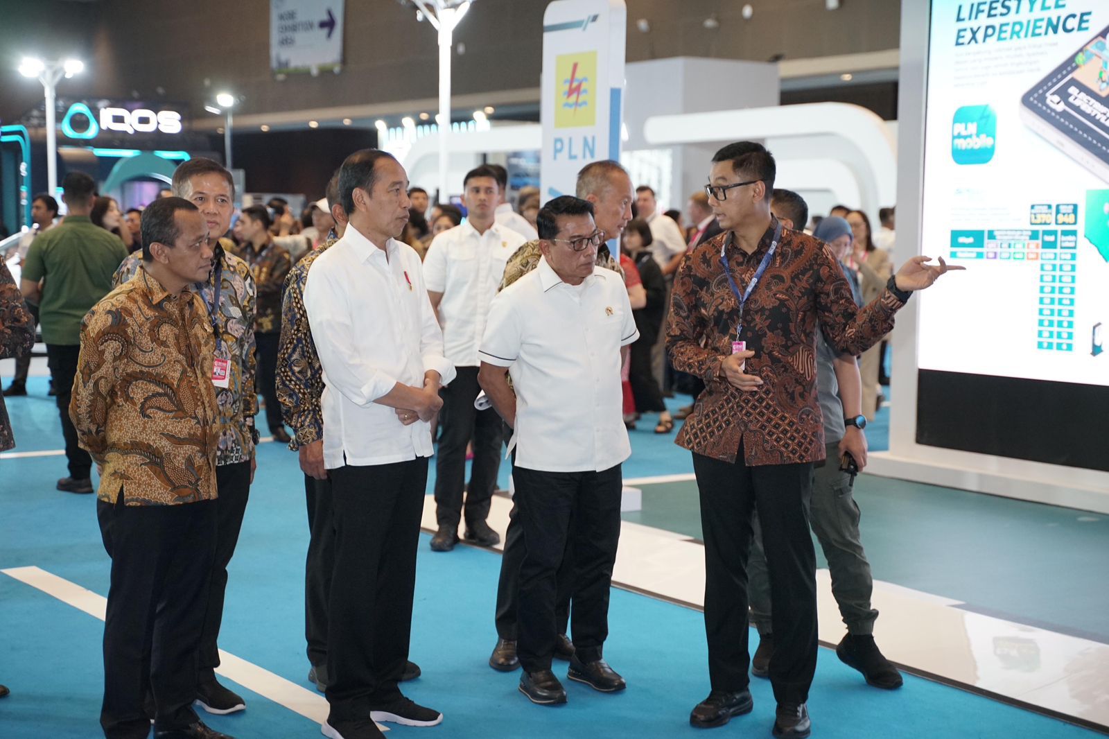 Direktur Utama PLN Darmawan Prasodjo (kanan) memaparkan kepada Presiden Jokowi (kedua dari kiri)  kesiapan PLN mendukung ekosistem kendaraan listrik di tanah air.