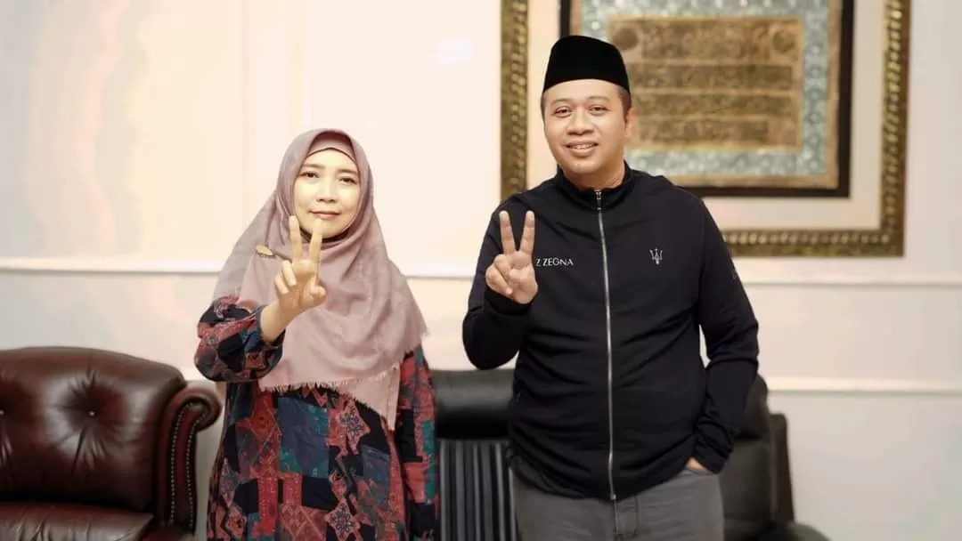 KOMPAK UTUH BERSATU: Zulkieflimansyah (kanan) dan Sitti Rohmi Djalilah (kiri) berfoto bersama usai pertemuan di Pancor, Lotim, belum lama ini.