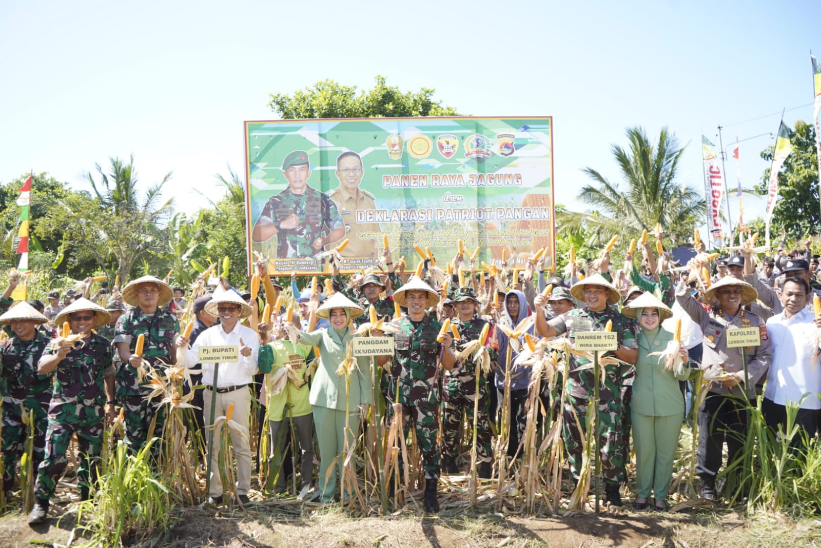 Pangdam IX/Udayana Mayor Jenderal TNI Bambang Trisnohadi saat memimpin langsung panen raya jagung bersama kelompok tani Pade Angen di Desa Gunung Malang Kecamatan Pringgabaya, Lotim, Sabtu (4/5/2024)