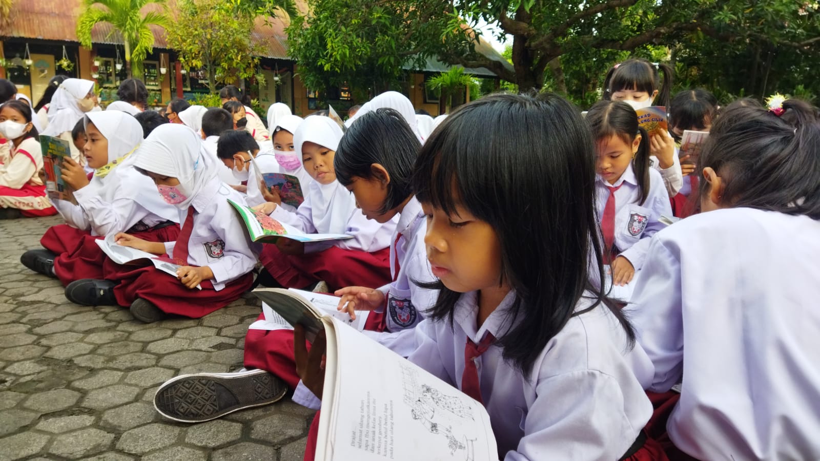 MEMBACA: Sejumlah murid SD di Kota Mataram membaca buku pada program literasi di sekolah.