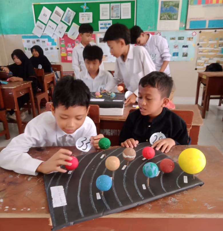 UJIAN PRAKTIK: Murid SDN 33 Mataram melaksanakan ujian praktik dengan membuat diorama tata surya di sekolah setempat