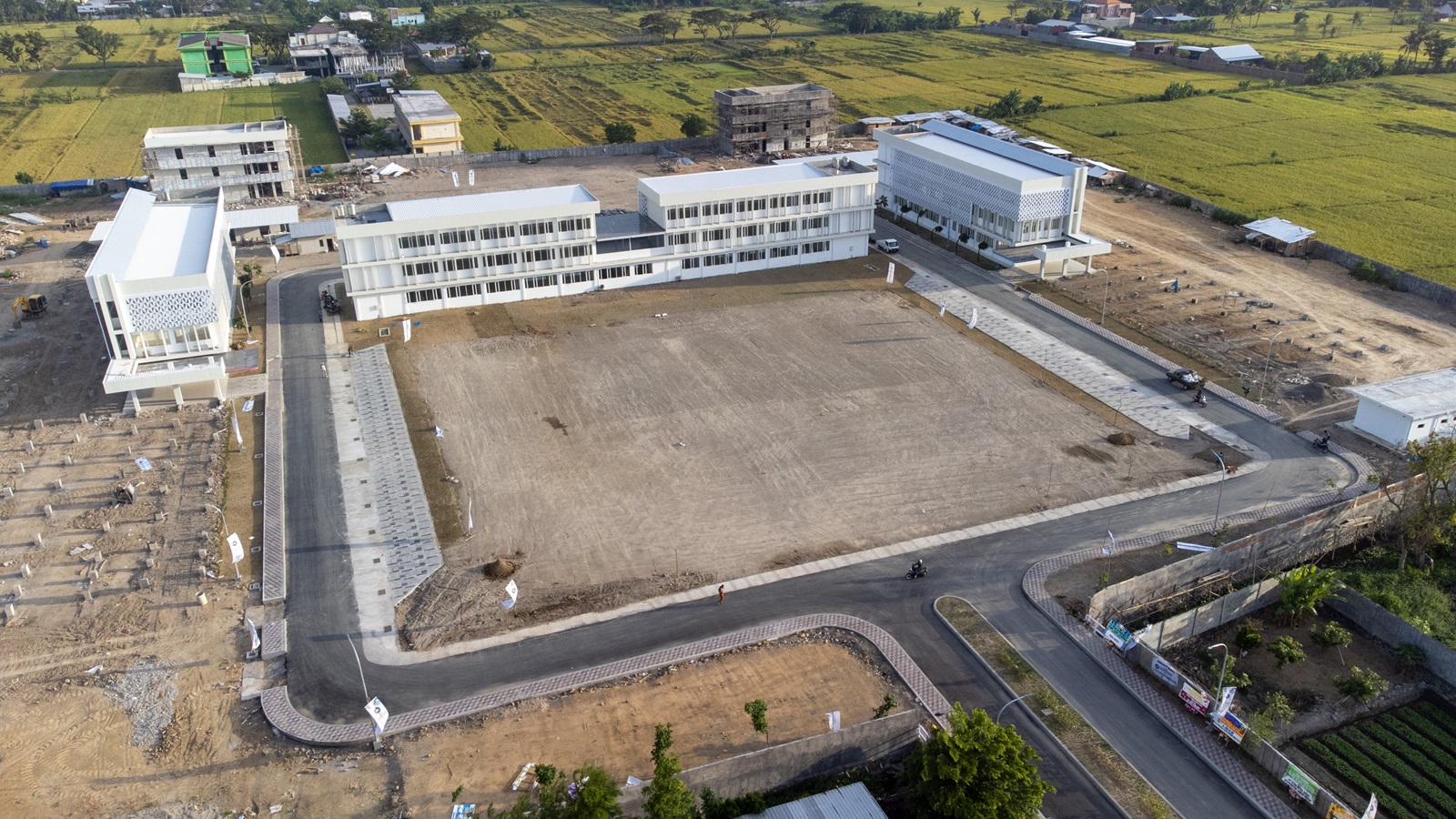 Foto udara Al-Wildan Islamic School 20 Mataram yang telah dibangun Gedung SD, SMP, SMA, serta Asrama Ikhwan dan Akhwat. (IVAN/LOMBOK POST)
