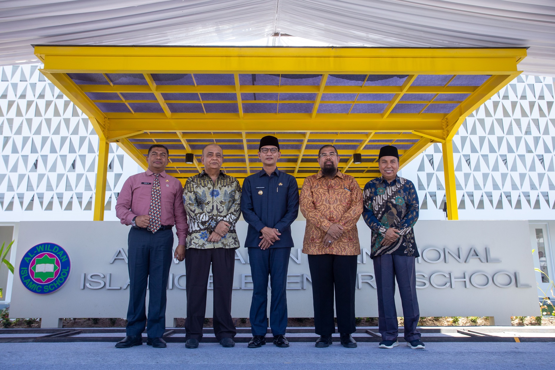 Wali Kota Mataram Mohan Roliskana (tengah) bersama Presdir Al-Wildan Islamic School dan Ketua Dewan Pembina dan Ketua Yayasan Metro Insan Pendidikan. (IVAN/LOMBOK POST)