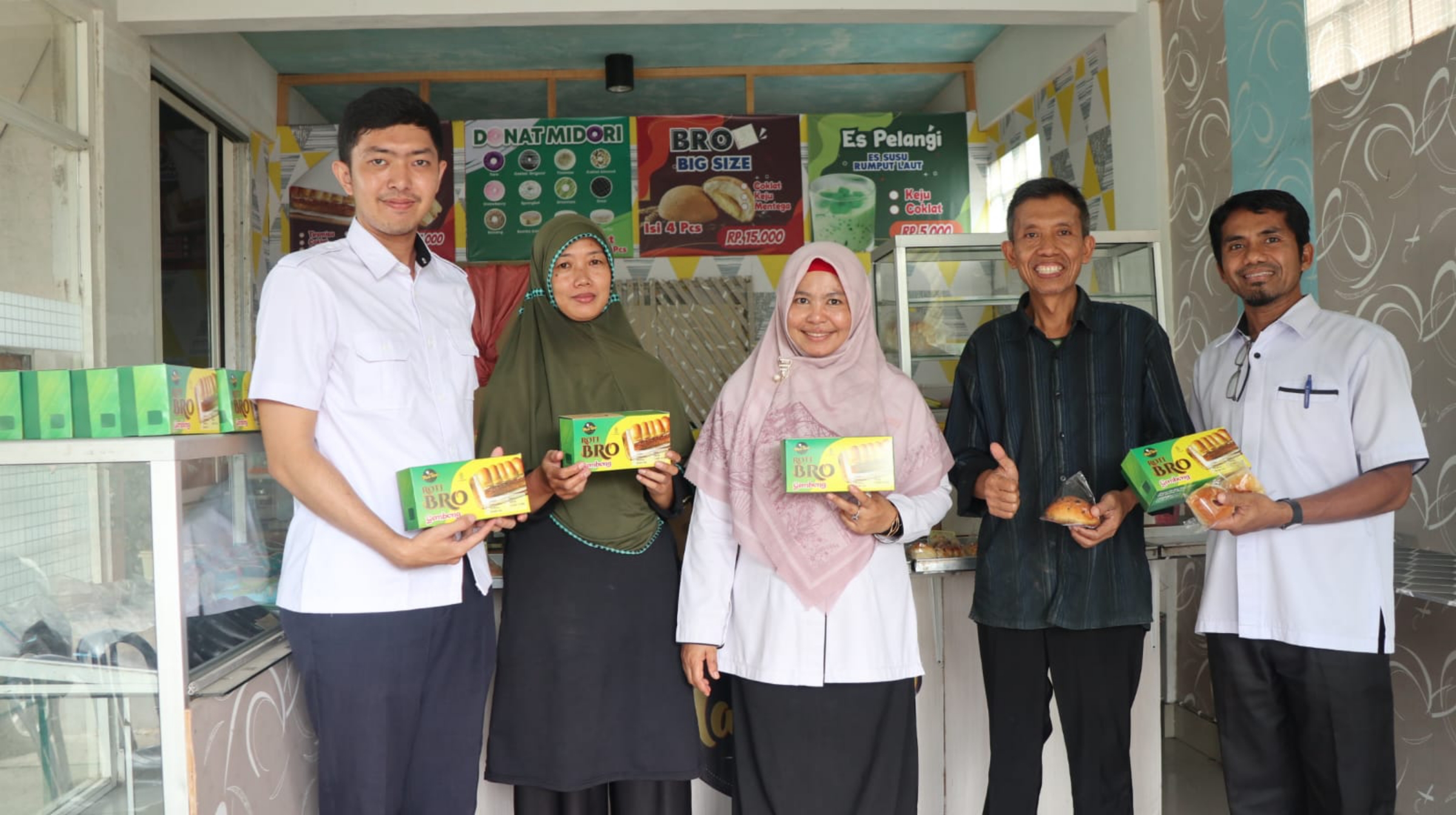 PENINGKATAN KUALITAS: Kepala Disperin NTB Nuryanti (tengah) mengunjungi salah satu IKM NTB, beberarapa waktu lalu.
