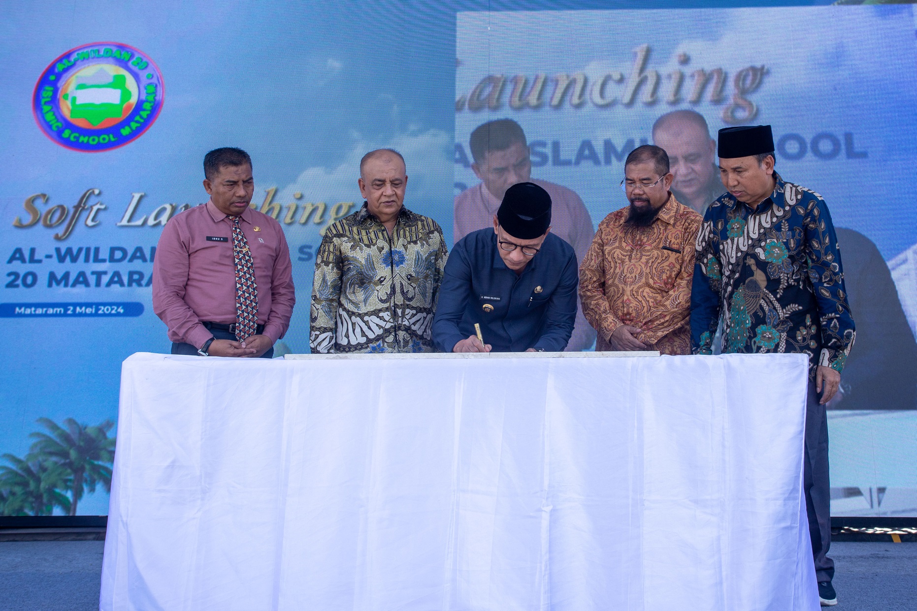 RESMI DIBUKA: Wali Kota Mataram Mohan Roliskana (tengah) menandatangani prasasti pembangunan gedung sekolah, saat soft launching Al-Wildan Islamic School 20 Mataram, Kamis (2/5).