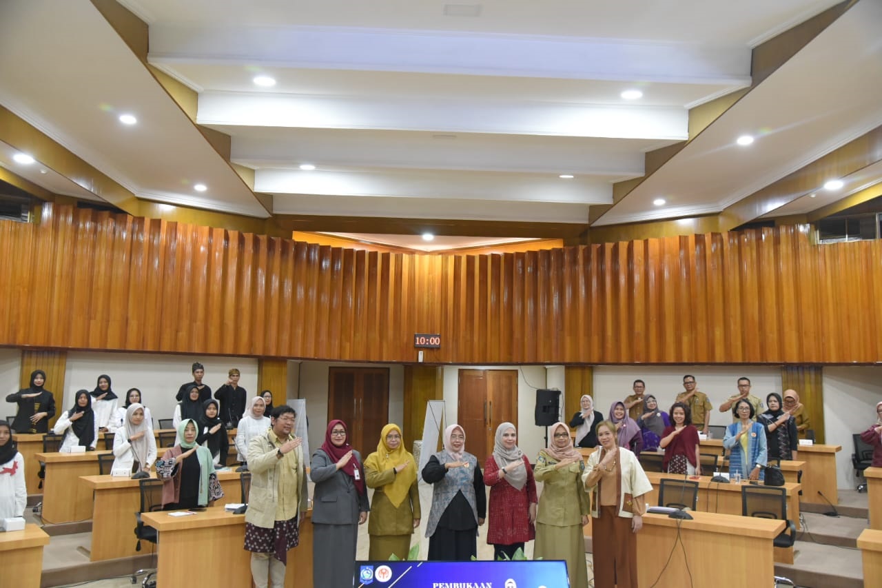 Ketua Dekranasda NTB Hj Lale Prayatni (tengah) bersama Kepala Disdag NTB Hj Baiq Nelly Yuniarti, Kepala Disperin NTB Hj Nuryanti saat Inkubasi Fashion dan Kriya Batch di Gedung Sangkareang, kemarin.