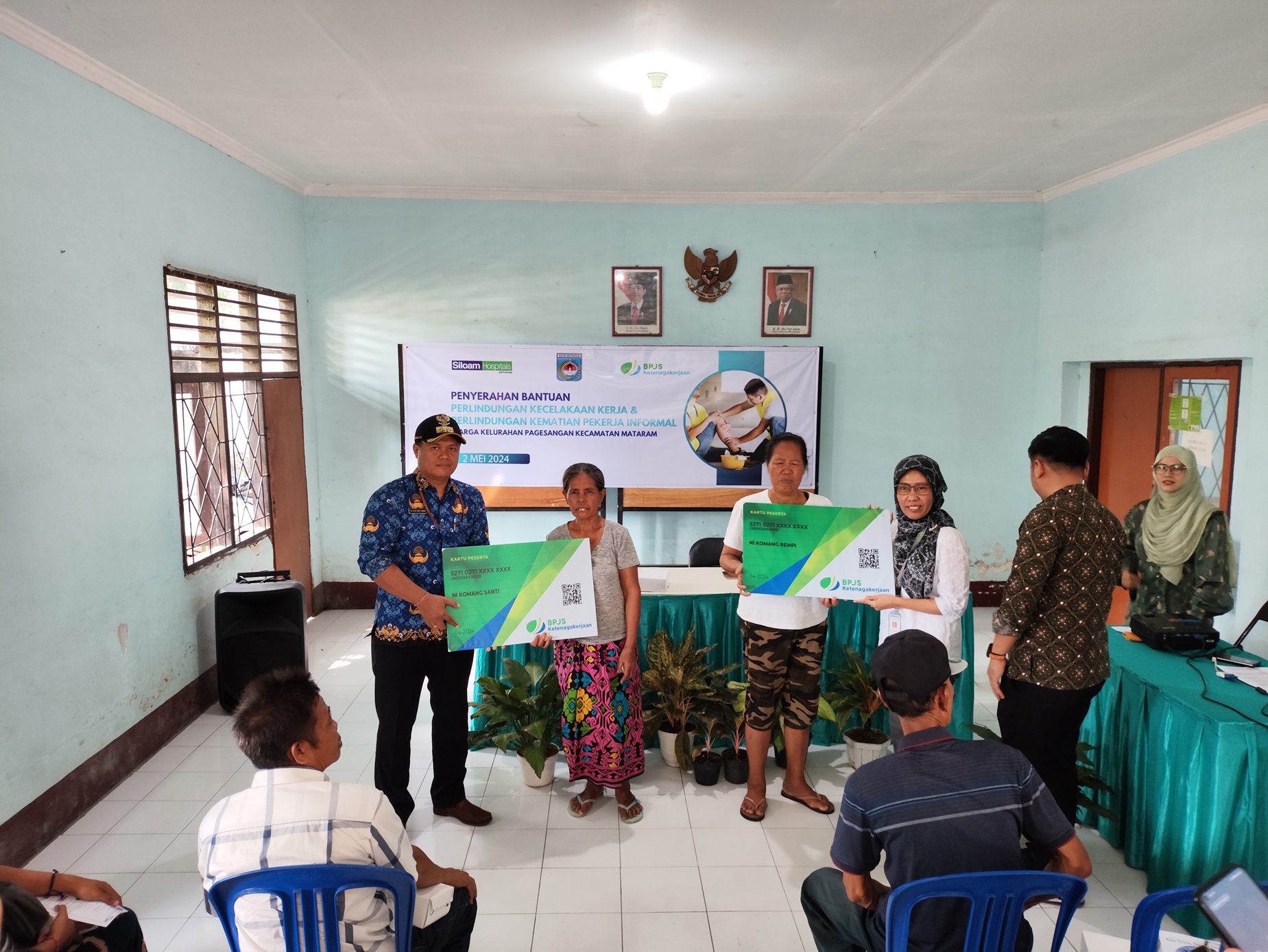 BANTU PEKERJA: Penyerahan kartu keanggotaan BPJS Ketenagakerjaan yang dilakukan Siloam Hospitals Mataram, pekan lalu. (FOTO: DIDIT/LOMBOK POST)