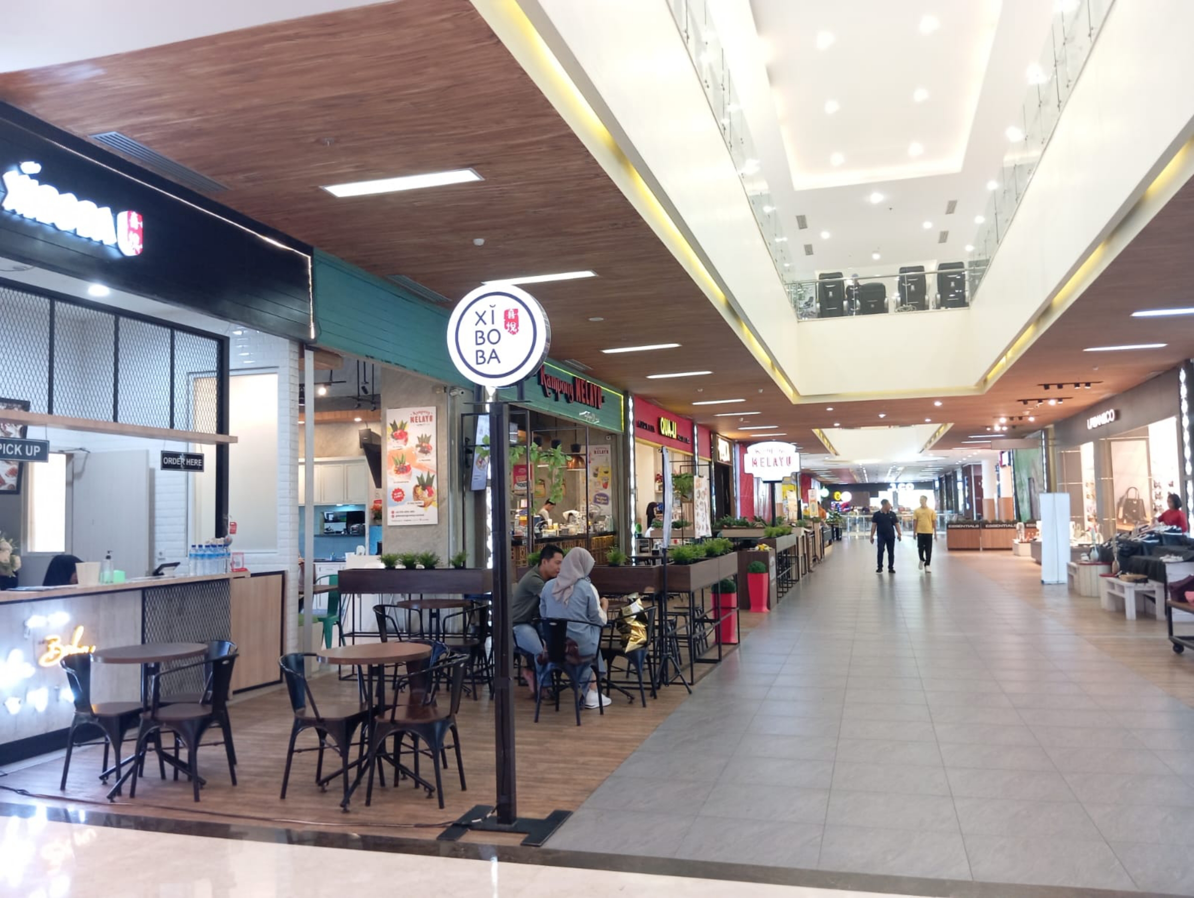 BAKAL DIPERBANYAK: Deretan gerai kuliner yang ada di ground floor LEM. Pihak LEM berencana memperbanyak gerai F&B lantaran banyak peminatnya.