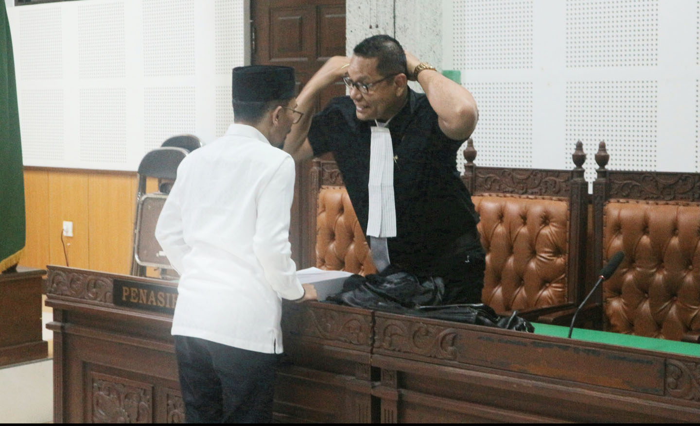 Mantan Wali Kota Bima M Lutfi saat mengikuti sidang perkara korupsi dengan agenda pembacaan tuntutan jaksa penuntut umum di Pengadilan Tipikor Mataram, Senin (6/5).