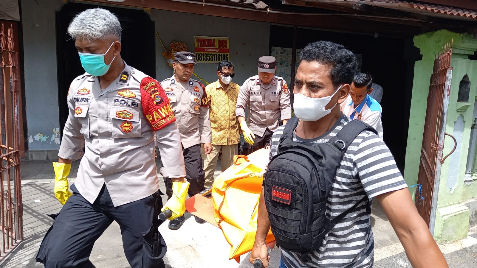 Polisi mengevakuasi mayat perempuan asal Jember yang ditemukan meninggal di kamar kosnya, Senin (6/5).