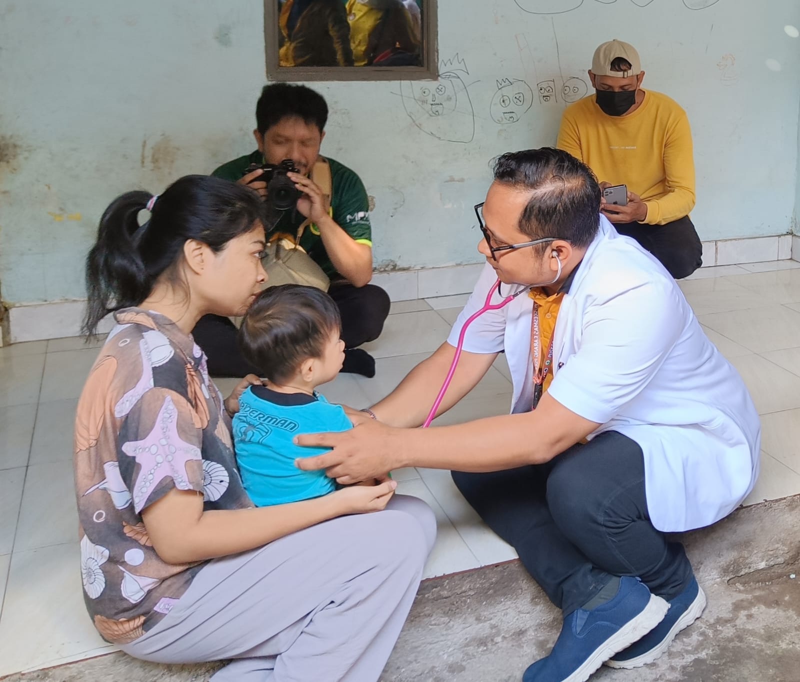LEKAS SEMBUH: Muhammad Alfan Ilmi tengah diperiksa dokter dari Puskesmas Karang Pule, Kota Mataram.