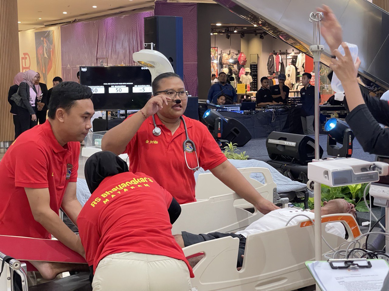 SIGAP: Aksi dr Prida dan tim saat simulasi penanganan pasien kecelakaan.