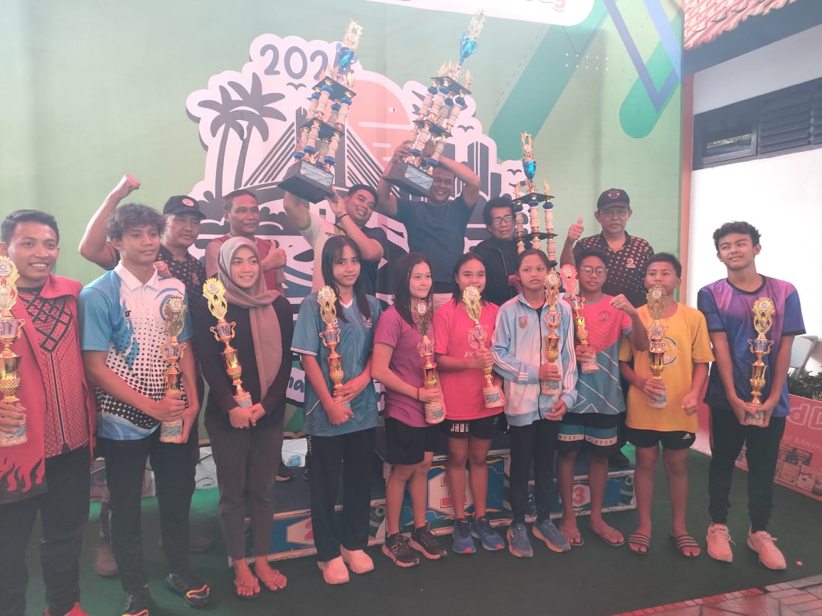 KEREN: Atlet Renang asal Kota Mataram menunjukkan piala yang diraih di kejuaraan antar Kabupaten/Kota se Indonesia di Kota Surabaya, Jawa Timur.