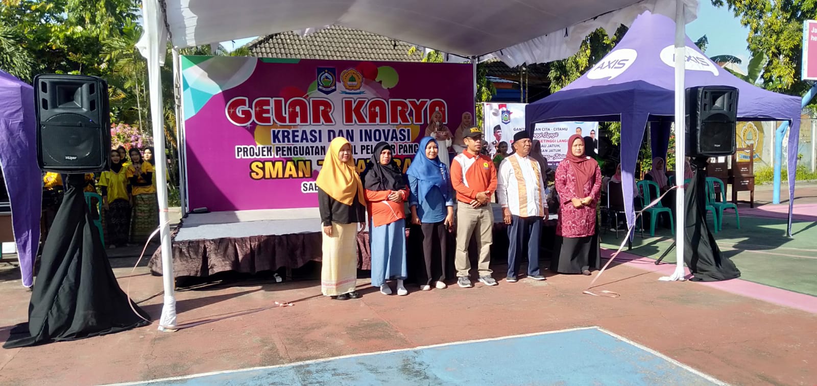 KREASI SISWA: Sejumlah guru SMAN 7 Mataram bersama tamu undangan pada gelar karya, kreasi, dan inovasi P5 di sekolah setempat, Sabtu (4/5) lalu.