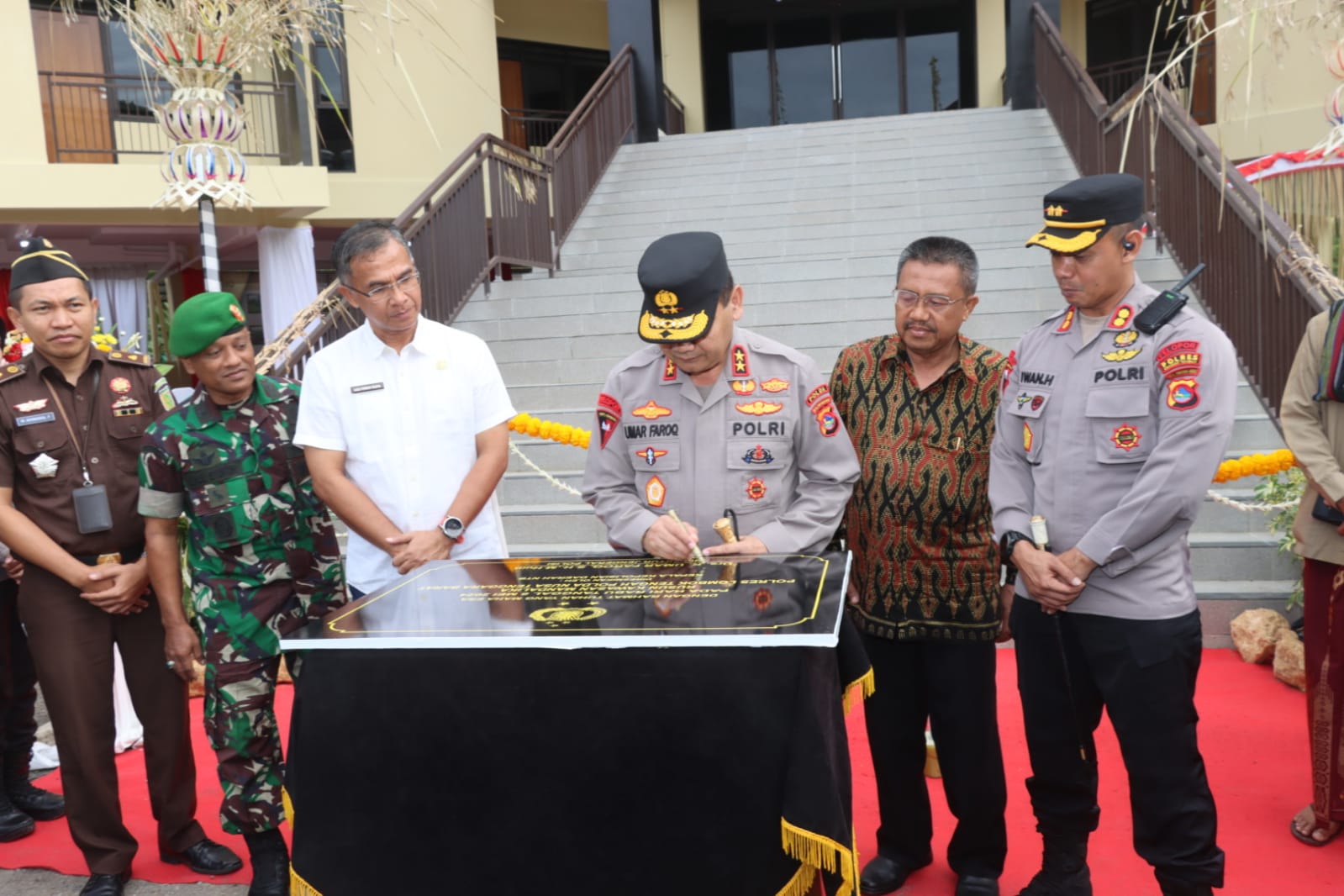 TINGKATKAN KAMTIBMAS: Kapolda NTB Irjen Pol Raden Umar Faroq menandatangani prasasti peresmian Rusun Anggota Polri Polsek Kawasan Mandalika, Desa Kuta, Kecamatan Pujut, Rabu (8/5).