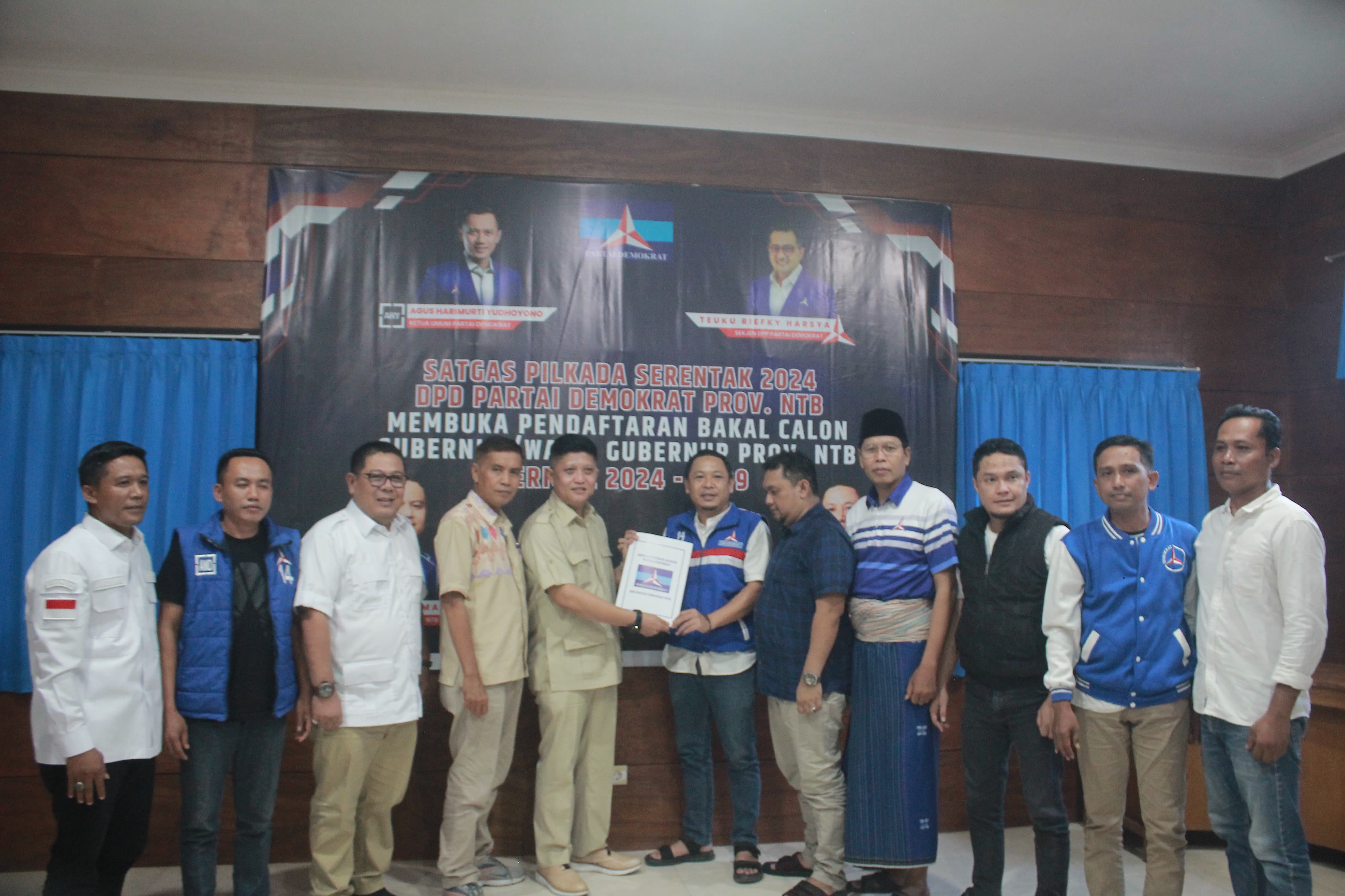 BENTUK KESERIUSAN: Pengurus DPD Partai Gerindra NTB resmi mendaftarkan Ketua DPD Partai Gerindra NTB Lalu Pathul Bahri sebagai calon gubernur ke Partai Demokrat. (FOTO: GERINDRA NTB).