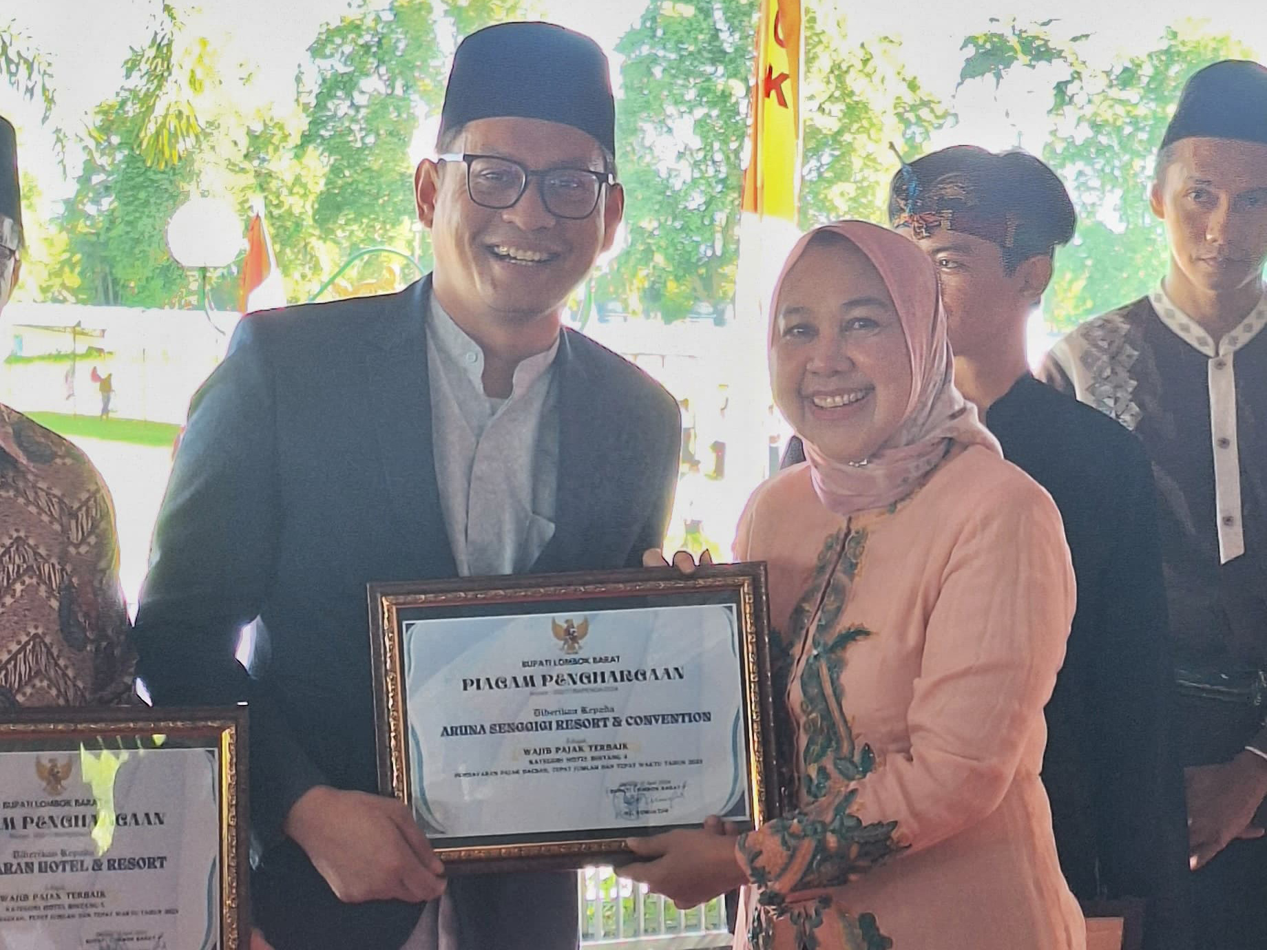 TERIMA PENGHARGAAN: General Manager Aruna Senggigi Resort & Convention Aditya Maulana (tengah) menerima penghargaan dari Ketua DPRD Kabupaten Lombok Barat Hj Nur Hidayah di Kantor Bupati Lobar