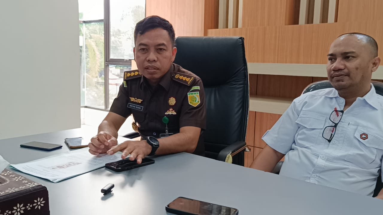 BERI PENJELASAN: Asintel Kejati NTB I Wayan Riana (kiri) bersama Kasi Penkum Efrien Saputra saat memberikan keterangan pers, Rabu (8/5).