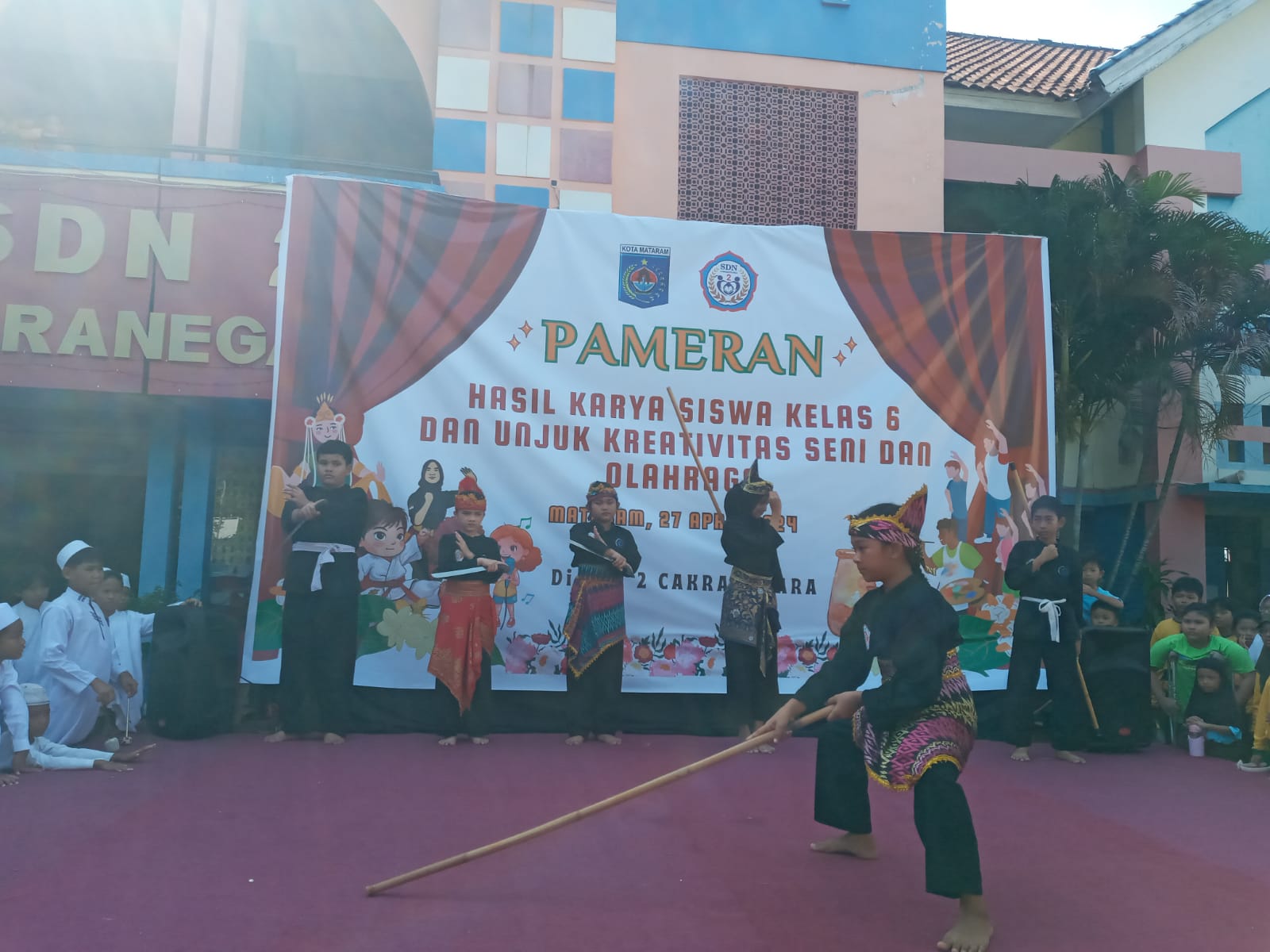 UNJUK GIGI: Murid SDN 2 Cakranegara yang tergabung dalam ekskul pencak silat menampilkan kemampuannya pada acara di sekolah setempat, belum lama ini.