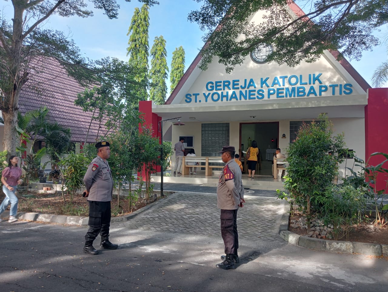 BERJALAN LANCAR: Sejumlah personel mengamankan perayaan Kenaikan Isa Almasih di Kota Praya, Kamis (9/5).