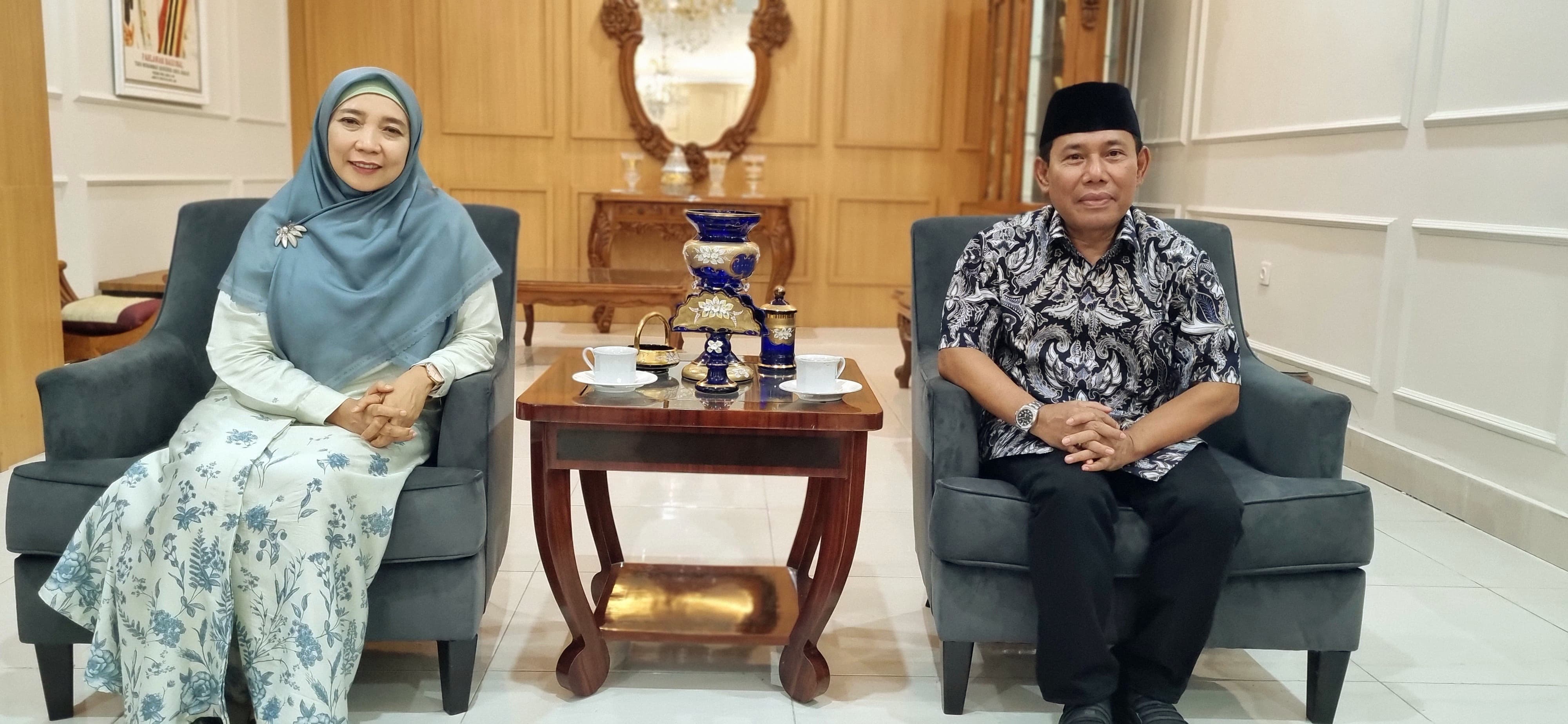 Hj Sitti Rohmi Djalilah saat menerima kunjungan HW Musyafirin di kediamannya di Pancor, Lombok Timur, Kamis (9/5) sore.
