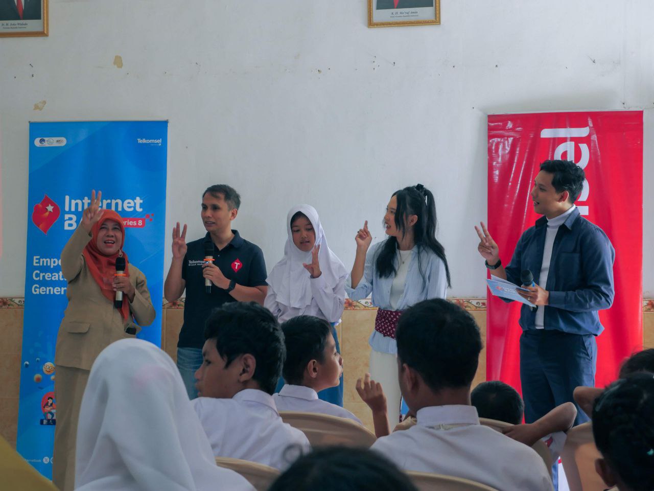 Hasilkan bahan ajar digital bagi guru dan pelajar bersama Program Internet BAIK Series 8 Telkomsel. Ini kolaborasi Telkomsel dan Pemerintah mengembangkan digitalisasi.