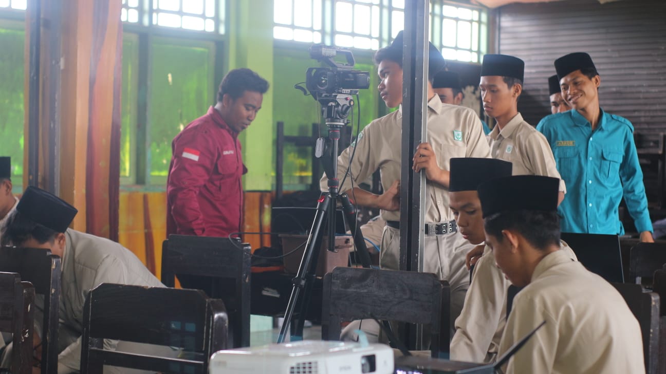 PELATIHAN: Siswa Mu&rsquo;allimin NWDI Pancor saat mengikuti pelatihan multimedia ekstrakurikuler jurnalistik, Rabu (8/5).