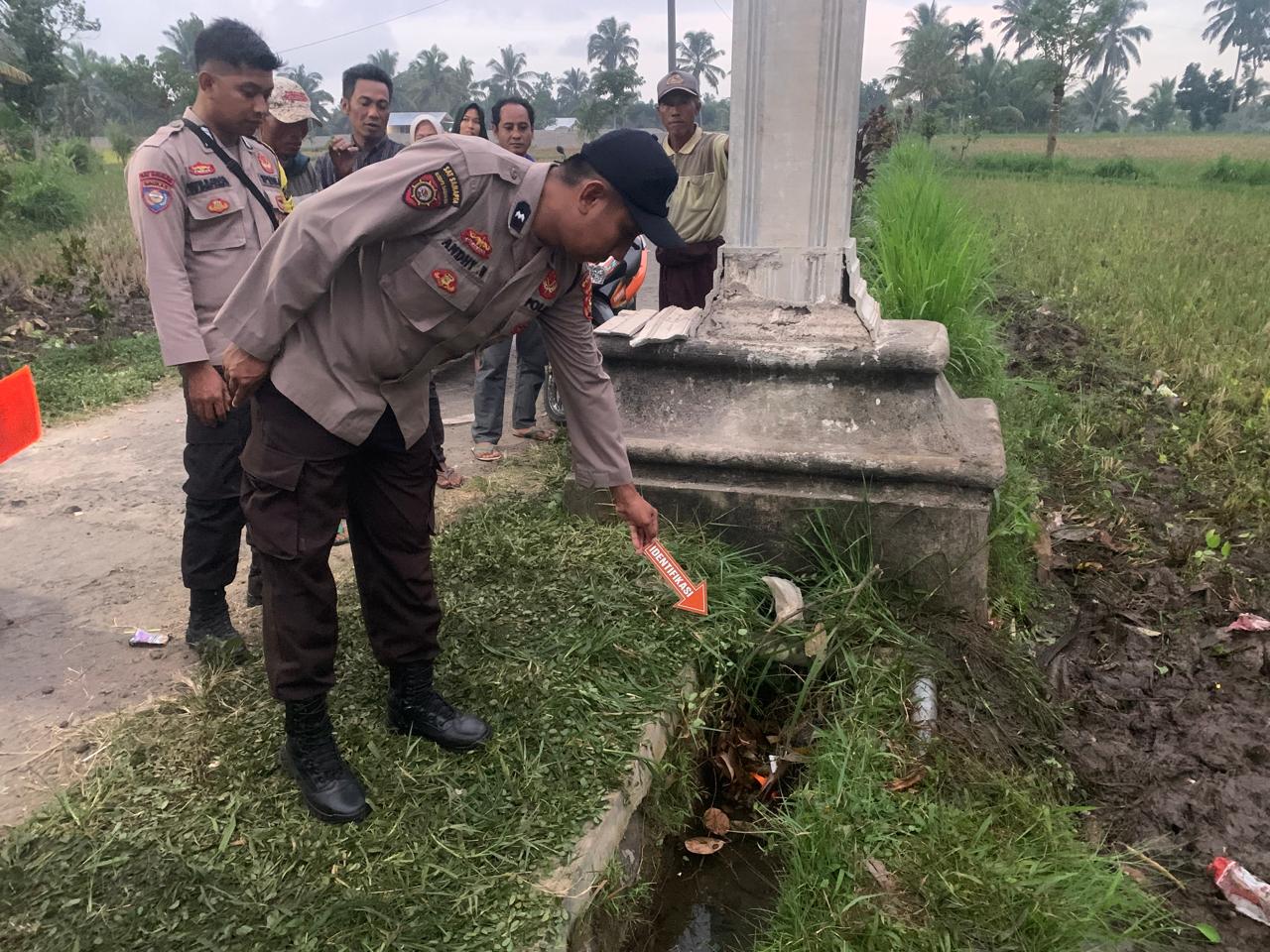 BIKIN HEBOH: Kepolisian saat mengevakuasi orok bayi laki-laki yang ditemukan di sebuah parit, di Dusun Otak Bangket, Desa Tetebatu Selatan, Kecamatan Sikur, Lombok Timur, Rabu (8/5).